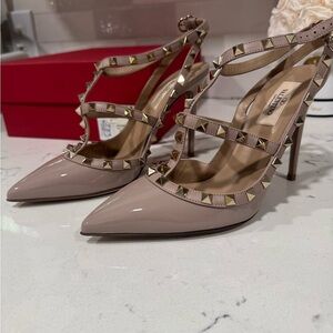 NWT Valentino Women's Nude Studded Heels